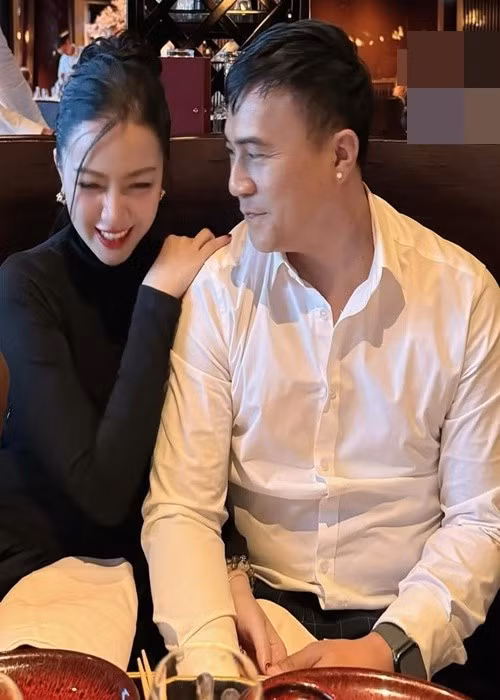 Băng Di mừng sinh nhật Justin năm 2025. Cô nhắn nhủ nửa kia: "Chúc mừng sinh nhật bạn. Món quà sinh nhật lớn nhất của bạn đương nhiên là mình rồi, lại còn được đăng hình nữa nhất bạn luôn". Ảnh: Instagram Justin Chiêm.