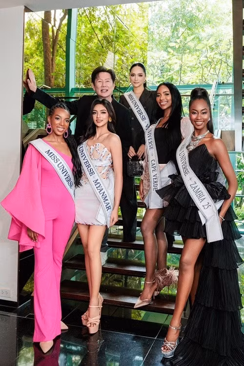 Xuất hiện trước truyền thông quốc tế, Hương Giang tự tin trả lời phỏng vấn. Năm nay, cuộc thi Miss Universe diễn ra tại Thái Lan. Chung kết Miss Universe 2025 dự kiến được tổ chức vào ngày 21/11. Ảnh: FB Hương Giang.