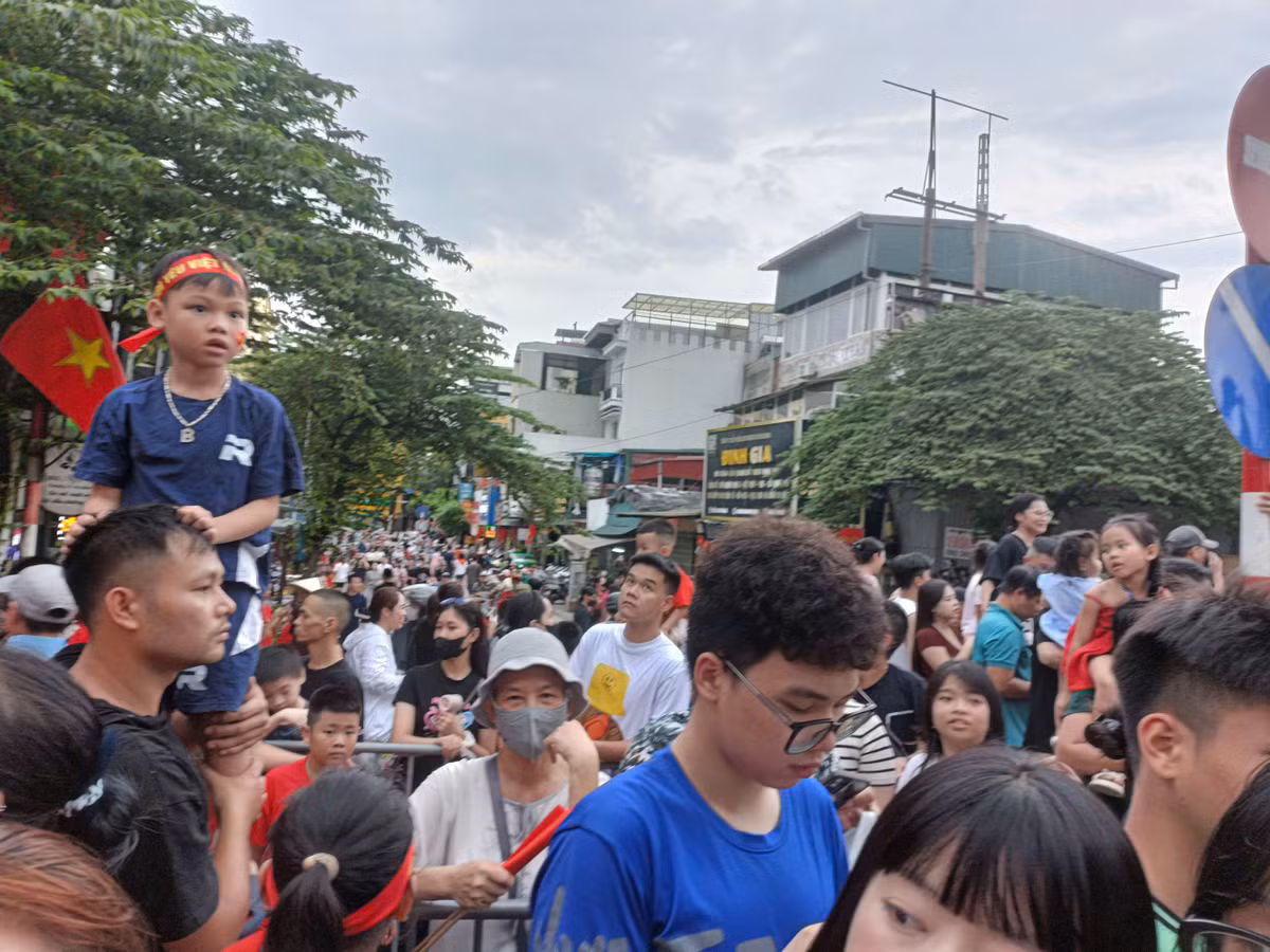 20h tối 24/8, buổi tổng hợp luyện diễu binh, diễu hành lần 2 sẽ diễn ra tại Quảng trường Ba Đình. Từ rất sớm, người dân đã đổ dồn về đường Thanh Niên để chờ xem đoàn diễu binh đi qua.