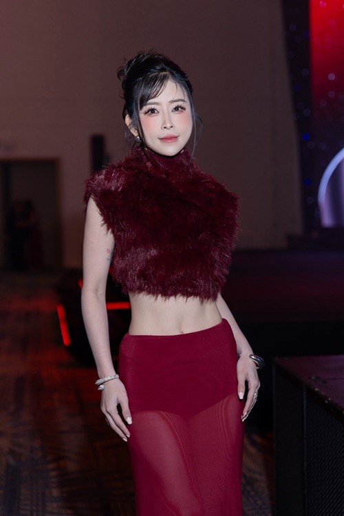 Tại một sự kiện, cô gây chú ý khi diện áo lông đỏ rượu ôm sát kết hợp chân váy xuyên thấu cùng tông, hình ảnh gợi cảm nhưng vẫn tiết chế.
