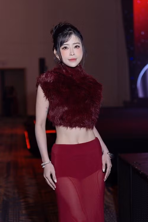Tại một sự kiện, cô gây chú ý khi diện áo lông đỏ rượu ôm sát kết hợp chân váy xuyên thấu cùng tông, hình ảnh gợi cảm nhưng vẫn tiết chế.