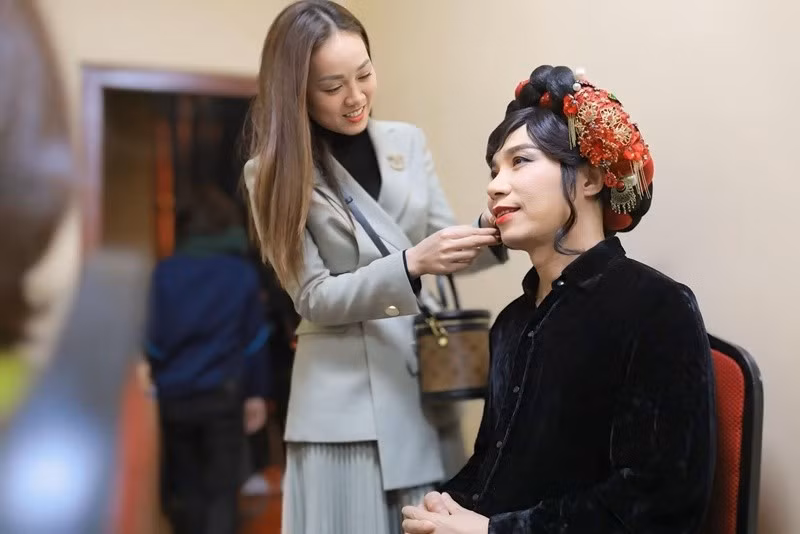 Ngọc Hà luôn ủng hộ Công Lý hoạt động nghệ thuật. Trên trang cá nhân, cô chia sẻ hình ảnh chăm sóc chồng ở hậu trường Táo quân 2023. "Một kỷ niệm, một ký ức đẹp của Công Lý, của gia đình", Ngọc Hà viết. Ảnh: FB Ngọc Hà.