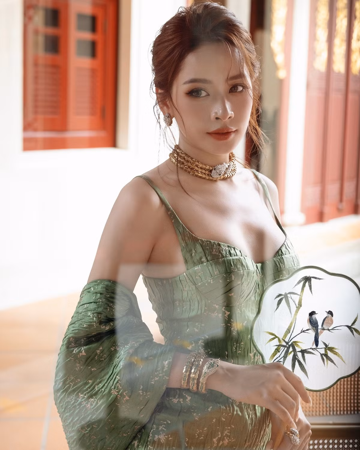 Chi Pu đầu tư váy áo, phụ kiện hàng hiệu. Nhiều người đánh giá nữ diễn viên là một trong những mỹ nhân ăn mặc thời thượng nhất nhì Vbiz. Ảnh: FB Chi Pu.