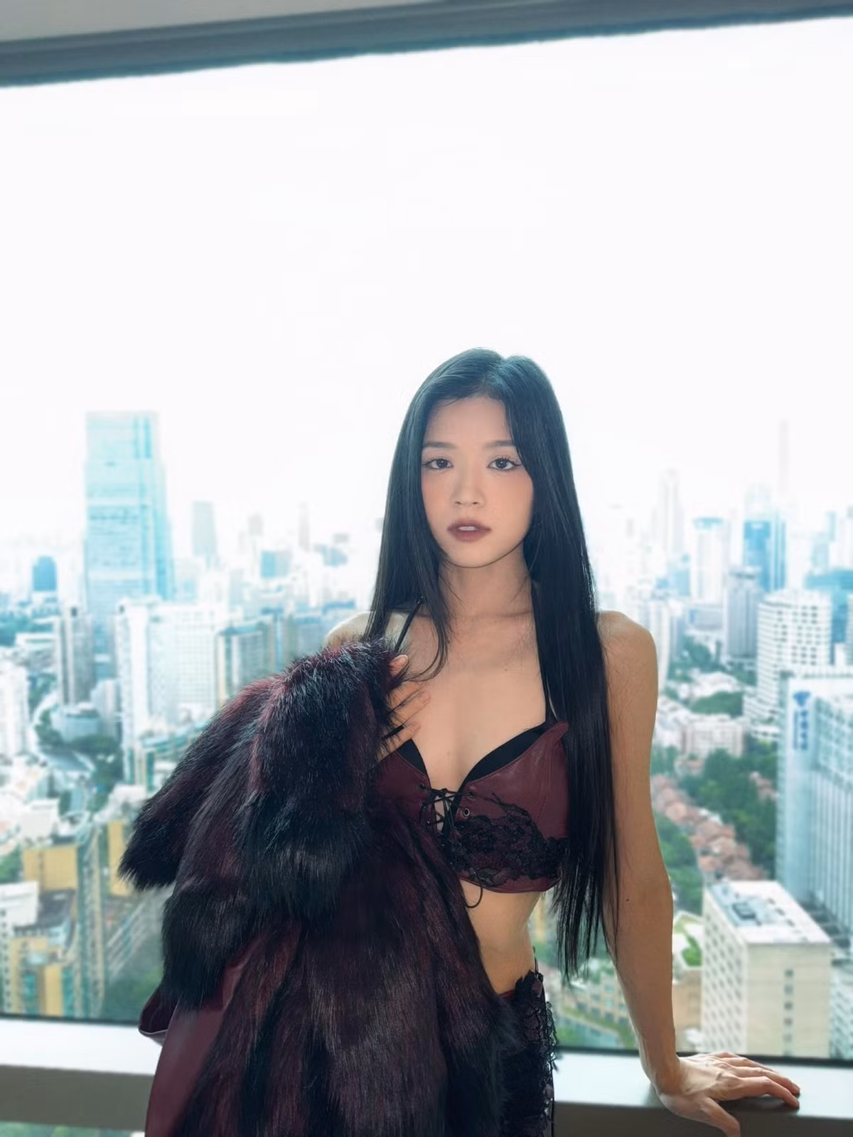 Nữ ca sĩ khoe nhan sắc gợi cảm với mốt lộ nội y. Ảnh: Instagram Suni Hạ Linh.