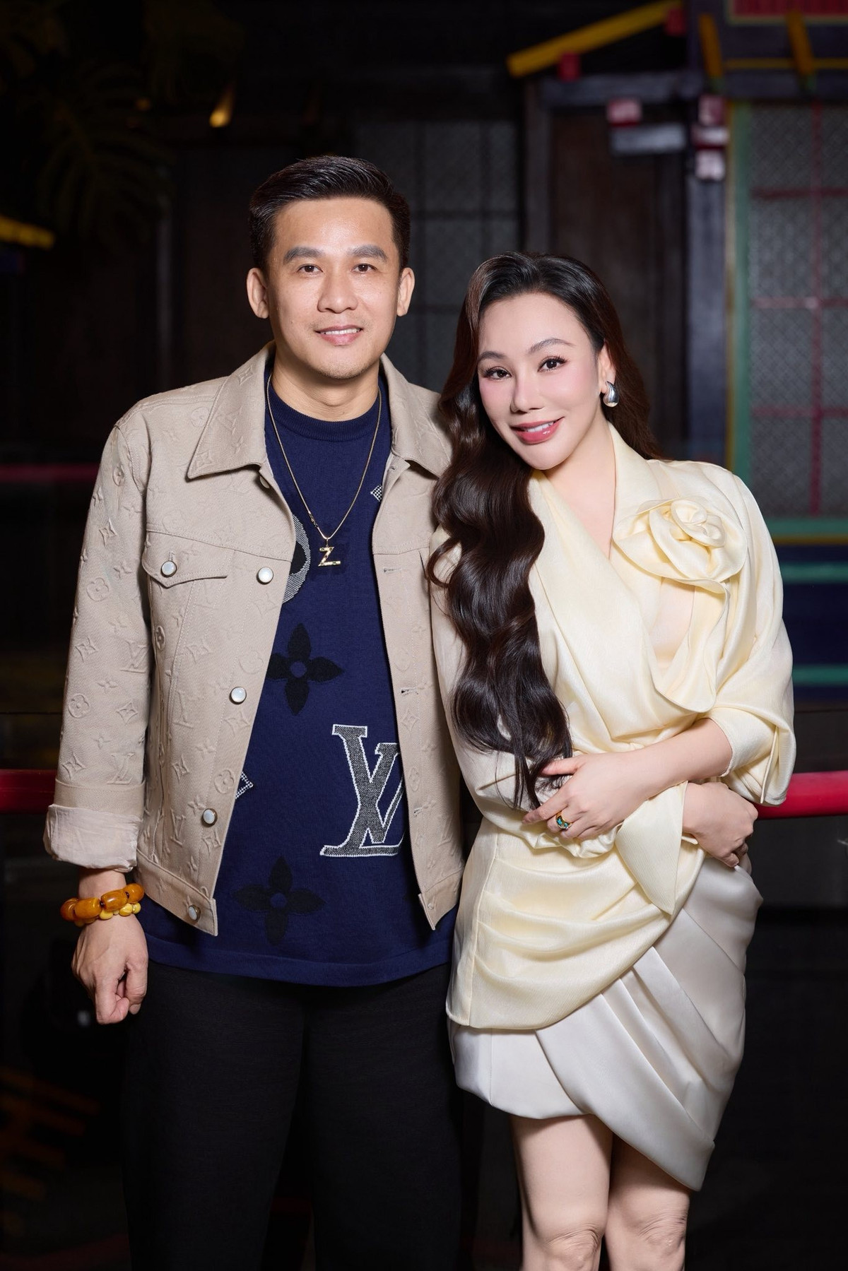 Trên trang cá nhân, Hồ Quỳnh Hương vừa viết: "Vinh dự và hạnh phúc khi vợ chồng Hương được đóng góp một phần nhỏ bé vào sự kiện thiện nguyện ý nghĩa Một vòng tay ấm. Mong yêu thương được lan toả và hơi ấm sẽ chạm đến thật nhiều trái tim". Đi kèm với đó, nữ ca sĩ chia sẻ loạt ảnh bên chồng - doanh nhân Hoàng Công Thành tại sự kiện.