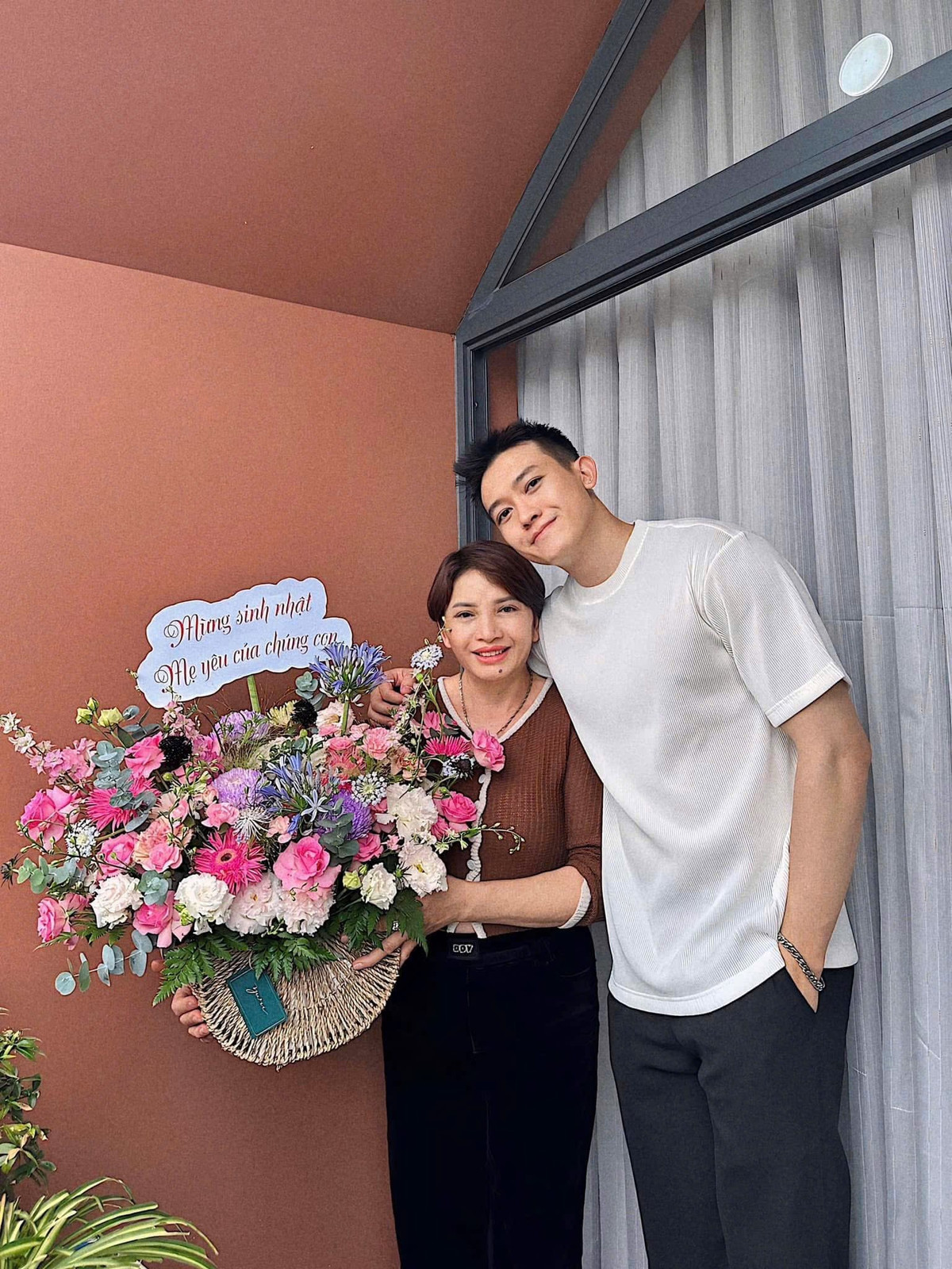 View - Quế Anh cảm ơn mẹ ruột, 'bà trùm hoa hậu' Kim Dung ngày 20/10 | Báo Tri thức và Cuộc sống - TIN TỨC PHỔ BIẾN KIẾN THỨC 24H