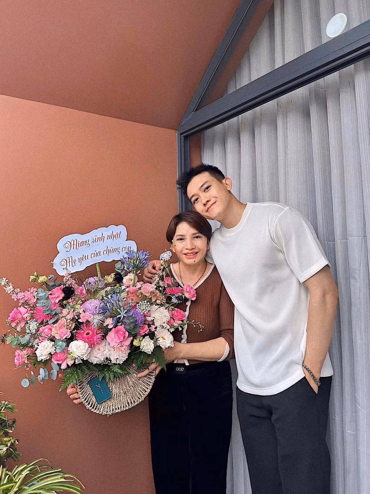 Á vương Đinh Ta Bi gửi lời cảm ơn sâu sắc đến mẹ ruột và các chị luôn dành trọn yêu thương, niềm tin và là nguồn động lực để anh cố gắng mỗi ngày. Ảnh: FB Ta Bi.