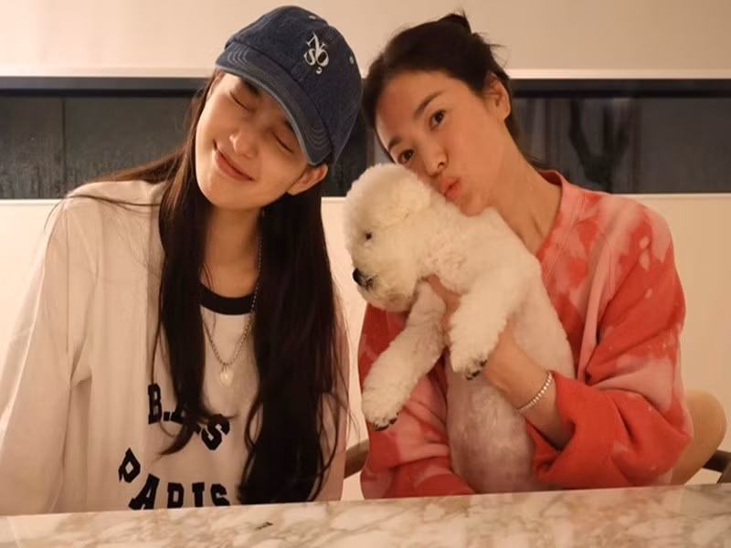 Song Hye Kyo và Suzy ăn mặc đơn giản, thường để mặt mộc hoặc trang điểm nhẹ nhàng khi hội ngộ. Ảnh: Phụ Nữ Số.