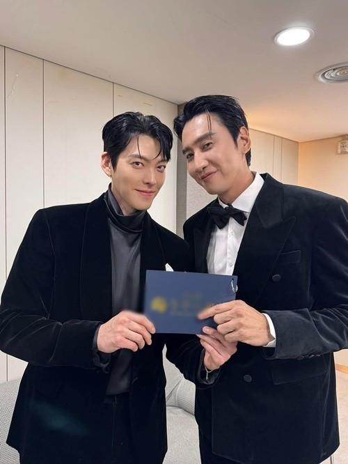 Nam diễn viên Lee Kwang Soo làm MC đám cưới của Kim Woo Bin. Ảnh: Harper’s Bazaar Việt Nam.