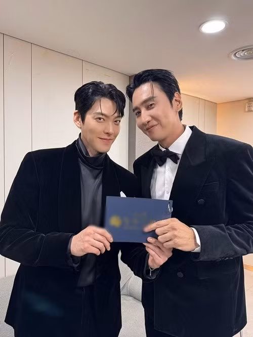 Nam diễn viên Lee Kwang Soo làm MC đám cưới của Kim Woo Bin. Ảnh: Harper’s Bazaar Việt Nam.