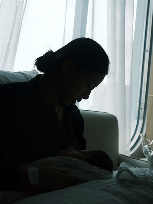 "Nay con được 2 tuần rồi mà trộm vía con lớn nhanh quá. Giờ mẹ hút sữa trữ cho con được rồi. Mà thôi cứ từ từ thôi con nhé", nữ diễn viên tâm sự. Ảnh: FB Ngô Thanh Vân.