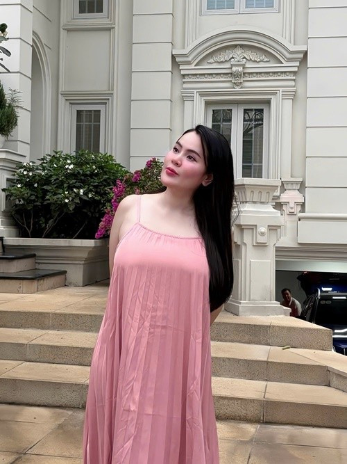 Người đẹp đã có 3 cô con gái với chồng cũ trước khi đến với Vũ Luân. Ảnh: FB Phương Lê.