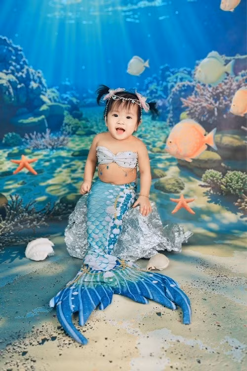 Tròn 1 tuổi, bé Kỳ Kỳ được bố mẹ cho đi chụp bộ ảnh nghệ thuật hóa nàng tiên cá. Ảnh: FB Kỳ Kỳ.