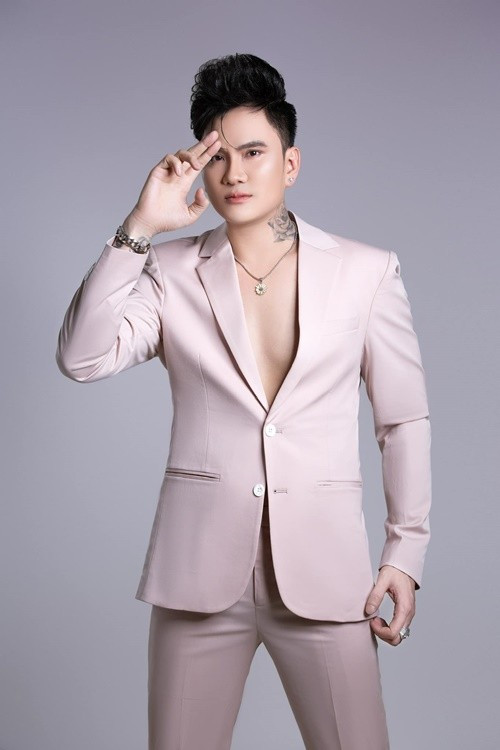 Lâm Chấn Huy theo đuổi dòng nhạc thị trường. Theo Dân Việt, nam ca sĩ từng tiết lộ mức cát-sê một đêm diễn là từ 25 – 30 triệu đồng. Ảnh: FB Lâm Chấn Huy.