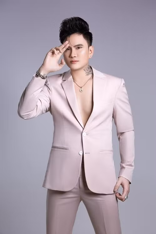 Lâm Chấn Huy theo đuổi dòng nhạc thị trường. Theo Dân Việt, nam ca sĩ từng tiết lộ mức cát-sê một đêm diễn là từ 25 – 30 triệu đồng. Ảnh: FB Lâm Chấn Huy.