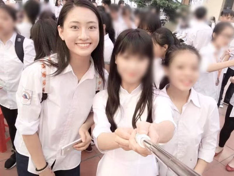 Khi lễ khai giảng năm 2025-2026 diễn ra, trên trang cá nhân, Hoa hậu Lương Thùy Linh đăng loạt ảnh cũ. Ảnh: FB Lương Thùy Linh.