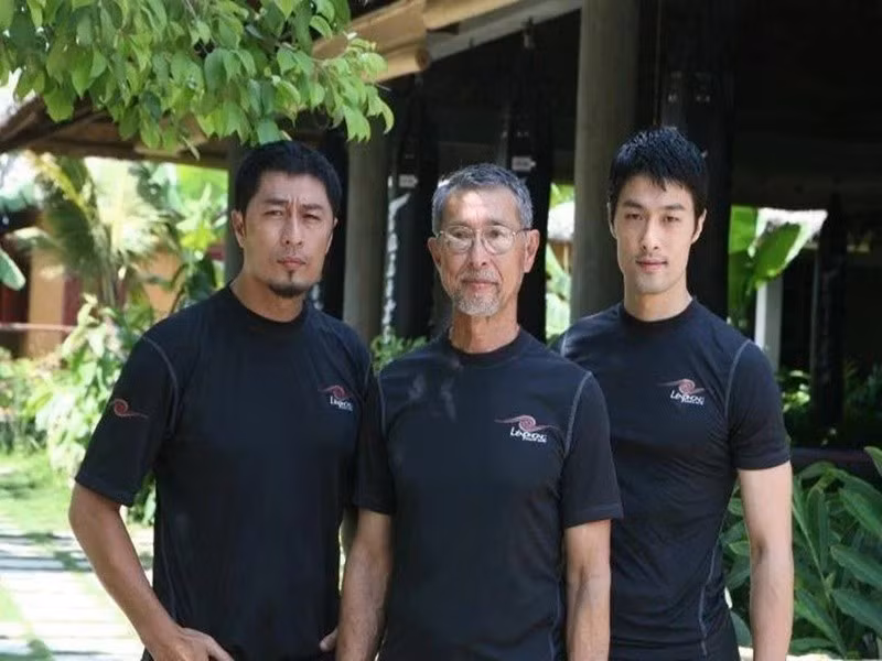 Johnny Trí Nguyễn hiện tại tập trung cho công việc. Anh đang là đạo diễn hành động kiêm nam chính của Hộ linh tráng sĩ: Bí ẩn mộ vua Đinh. Ngoài ra, theo Znews, Johnny Trí Nguyễn và anh trai Charlie Nguyễn (ngoài cùng bên trái) hiện tại bắt tay thực hiện Dòng máu anh hùng 2.