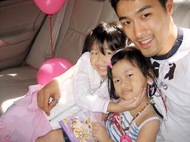 Johnny Trí Nguyễn và vợ cũ có hai cô con gái chung. Ảnh: Thời Đại Plus.