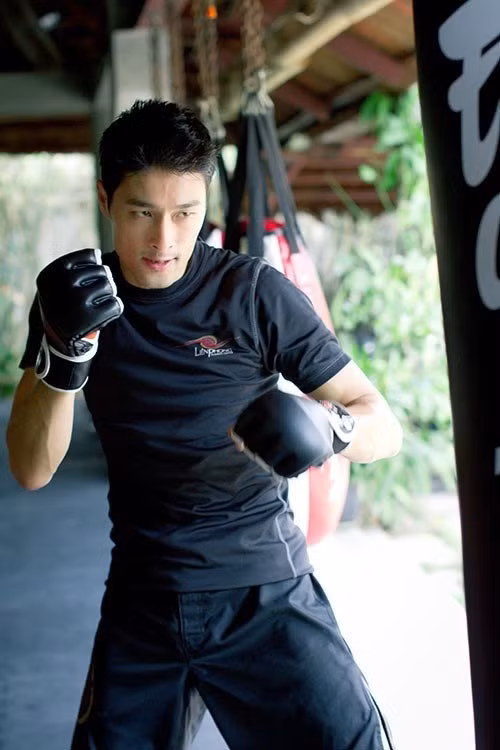 Johnny Trí Nguyễn từng chia sẻ trên Báo Giao Thông năm 2022, con gái lớn 19 tuổi thích viết truyện, tiểu thuyết còn con gái 17 tuổi đam mê làm diễn viên. Anh thường đưa các con đi chơi mỗi khi hai con về Việt Nam. Ảnh: Phụ Nữ Việt Nam.