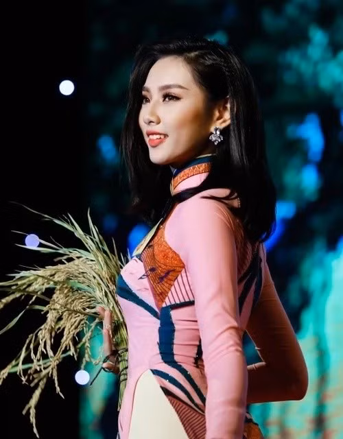 Nhiều người thắc mắc phía ban tổ chức Hoa khôi Nam Bộ, Hoa hậu Việt Nam có thu hồi các danh hiệu của Thùy Tiên hay không. Ảnh: Znews.