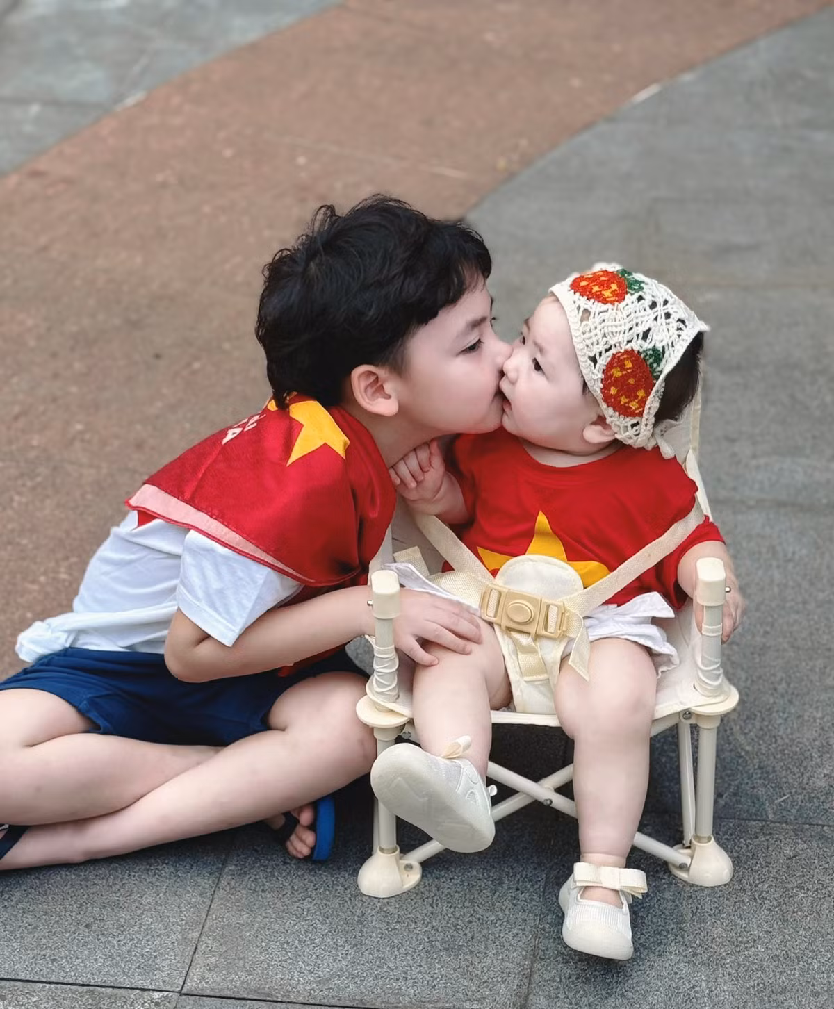 Nàng hậu viết trên trang cá nhân: "Con là Mochi, con chưa biết đứng, chưa biết đi, chưa mọc răng và tóc cũng chỉ mới mọc được chút chút… Nhưng con với anh con đều là thành viên của “Khối nhi đồng yêu Tổ Quốc” đấy ạ". Ảnh: FB Tú Anh.