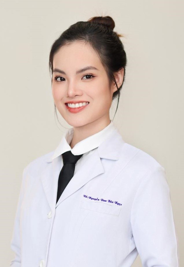 Nữ ca sĩ từng chia sẻ trên HTV, ông bà, cha mẹ của cô đều là bác sĩ nên mọi người rất muốn cô theo nghề y. "Tuy nhiên họ cũng ủng hộ Sunny theo đuổi niềm đam mê ca hát. Nhưng cho dù làm gì, Sunny vẫn phải lấy được tấm bằng bác sĩ trước”, Sunny Đan Ngọc trải lòng.