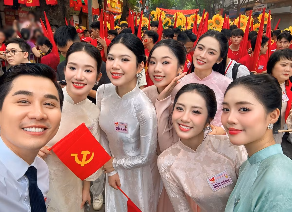 Nhiều nàng hậu tham gia lễ diễu binh như Vân Nhi, Hà Trúc Linh, Châu Anh. Ảnh: FB Nguyên Khang.