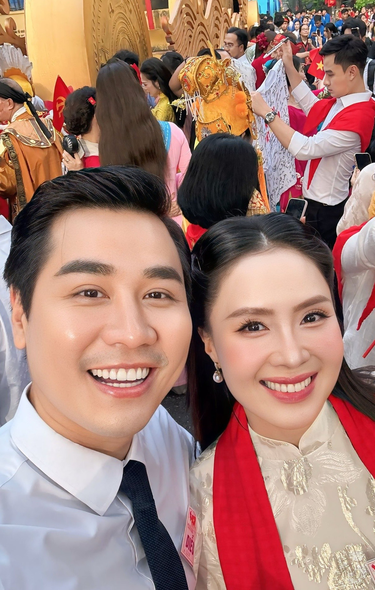 MC Nguyên Khang đăng tải loạt ảnh bên các nghệ sĩ sau lễ diễu binh, diễu hành. Ảnh: FB Nguyên Khang.