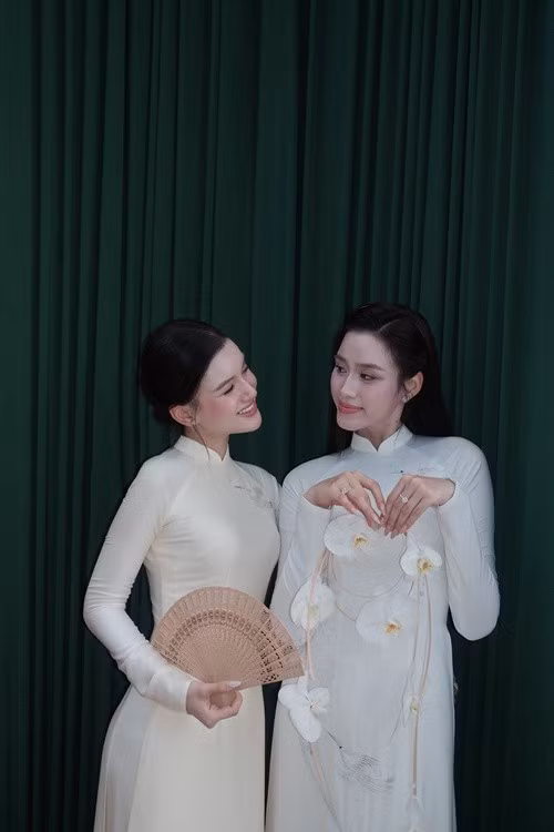 Tú Quỳnh chia sẻ về việc Đỗ Thị Hà lên xe hoa: "Gia đình em nay có hỷ nha các bác. Chị hai, chị ba em có người rước hết rùi. Chừa lại nhỏ em út". Ảnh: FB Tú Quỳnh.