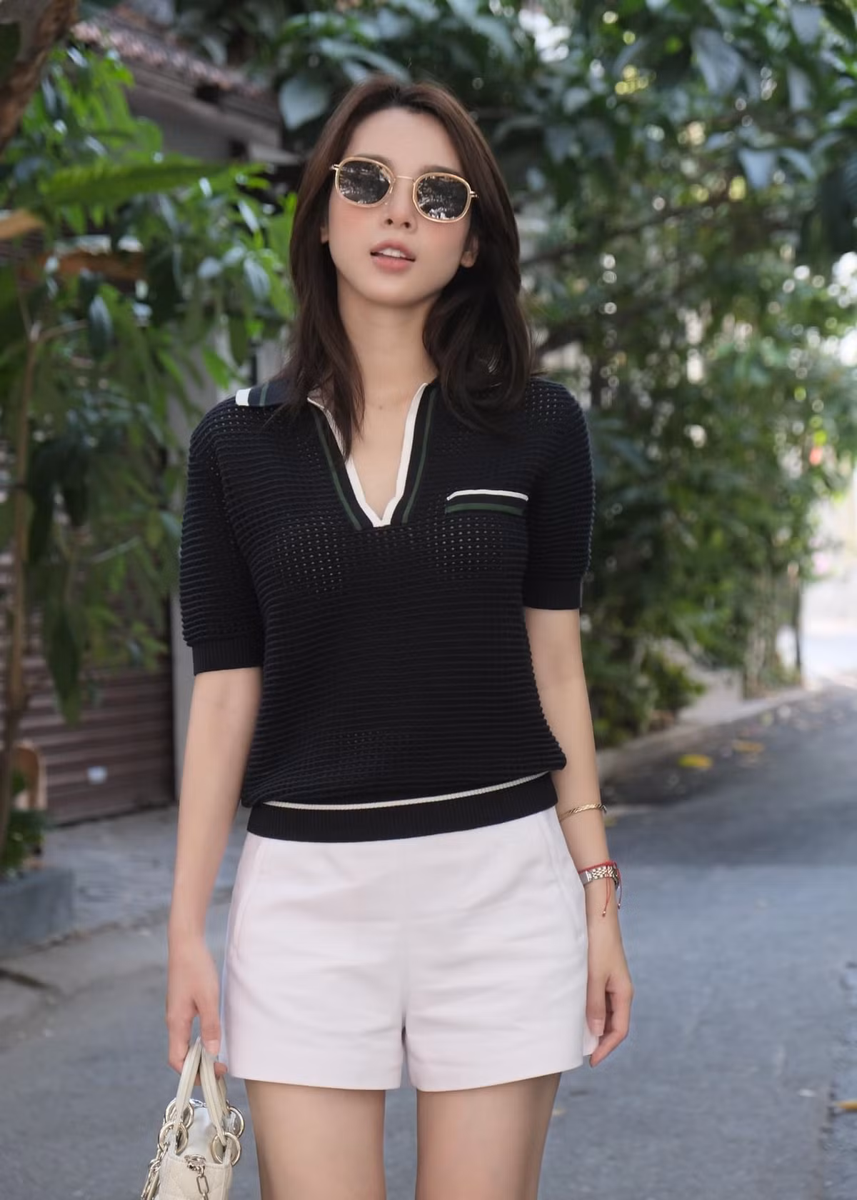 Rạng sáng ngày 21/5, nữ diễn viên tiếp tục đăng tải status về chồng cũ. Quỳnh Lương nhắn nhủ bố của con trai: “Anh đón con hơn một năm nay thôi nhưng anh không bao giờ hiểu những gì Gấu đã chịu và những câu chuyện em cùng Gấu trải qua đâu. Đừng làm bố part time”. Ảnh: FB Quỳnh Lương.