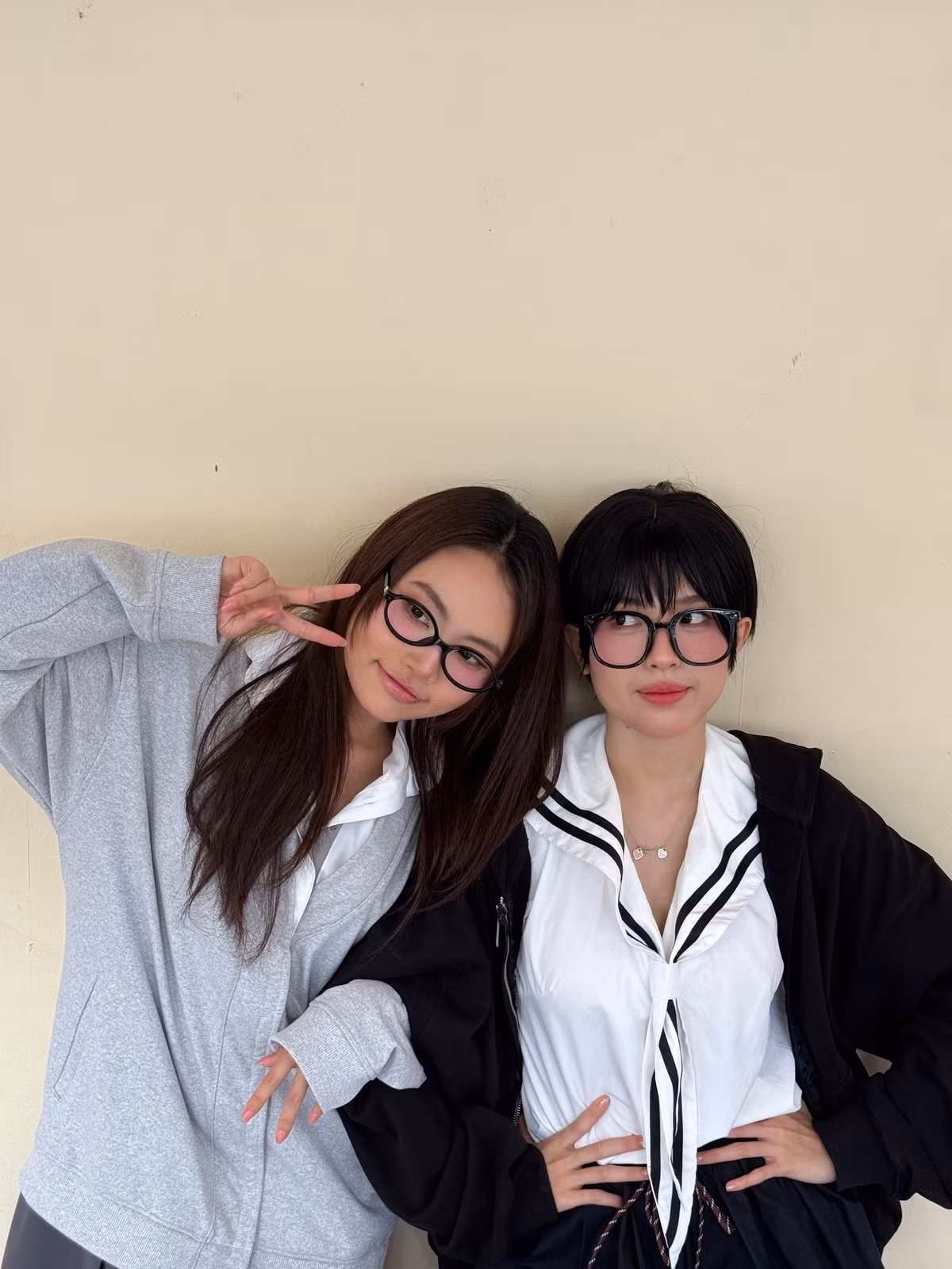 Phương Mỹ Chi và Pháo có tình bạn đẹp trong showbiz. Hai nữ ca sĩ thể hiện sự thân thiết qua cách tương tác vui vẻ, ủng hộ dự án của nhau trên mạng xã hội.