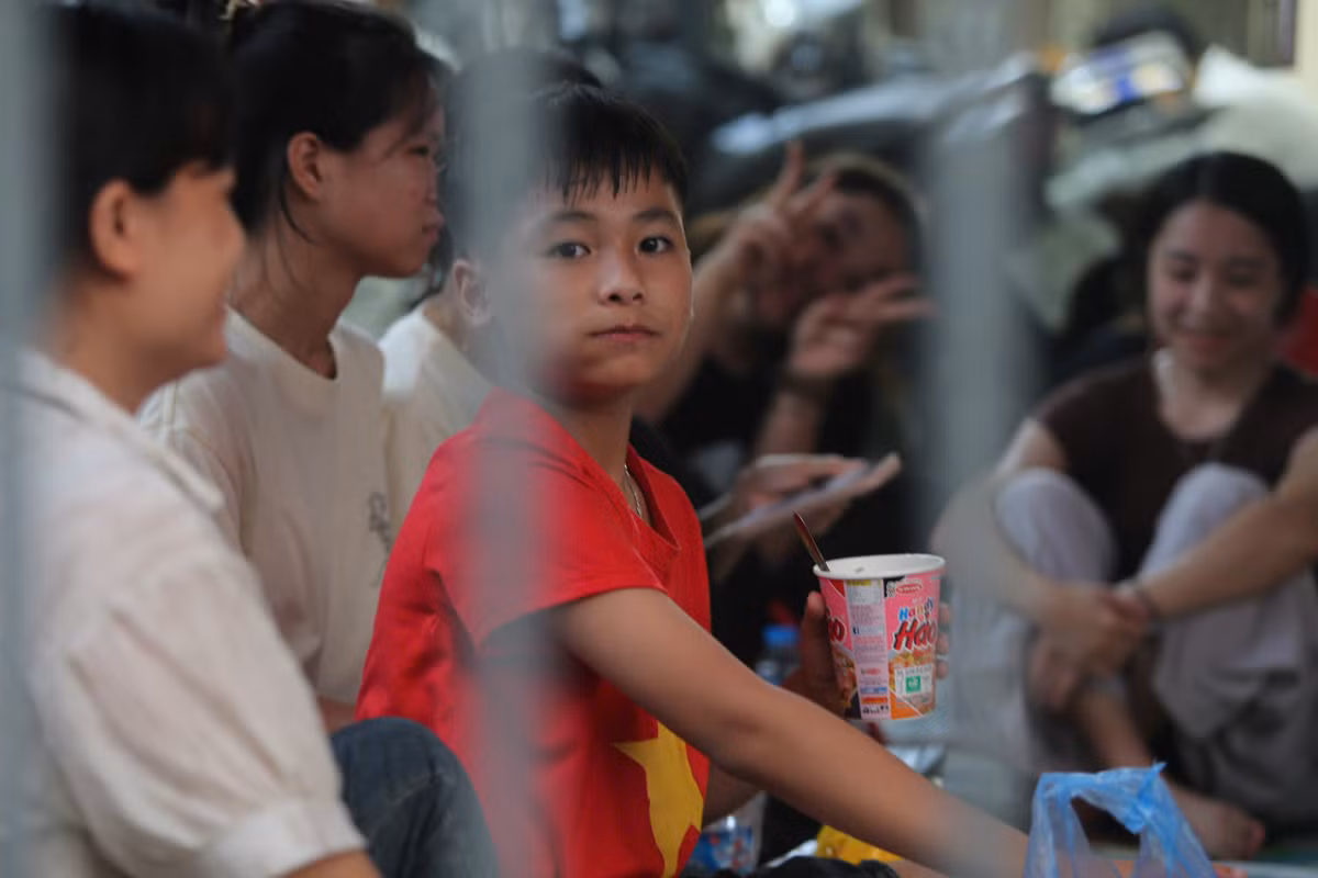 Người dân đã mang theo đồ ăn nhanh hoặc mua tại chỗ để nạp năng lượng vào giờ ăn tối.