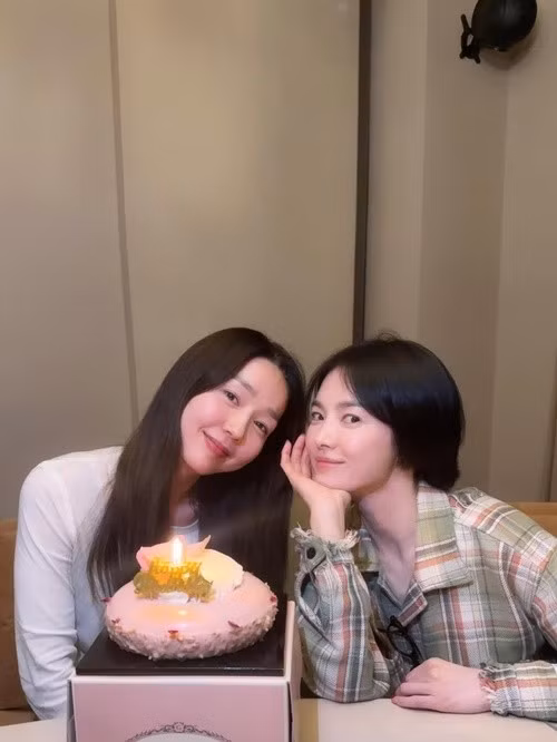 Song Hye Kyo mừng sinh nhật ca sĩ Lee Jin. Theo Znews, cả hai có tình bạn bền chặt kéo dài 3 thập kỷ. Trước đây, hai ngôi sao học chung trường cấp ba. Ảnh: Instagram Song Hye Kyo.