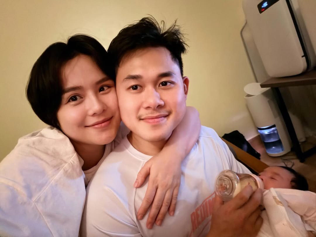 Khi mang bầu, Thái Trinh được chồng quan tâm, chăm sóc hết mực. Cô tiết lộ: "Hồi còn bầu bí, mỗi lần tâm trạng tan chậm mình nói với chồng là sao em thấy mình cả ngày chẳng làm được gì, cứ đau lưng mệt mỏi rồi nằm ngủ thôi, cứ thế ngày tháng trôi, ở ngoài kia bạn bè chạy nhanh quá, rực rỡ quá, còn em nằm bệt ở đây thở thôi cũng không xong…