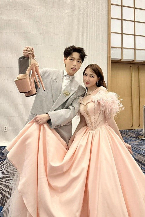 Đức Phúc cho rằng giày cao gót siêu cao của Hòa Minzy là vật thể lạ trong nhà nữ ca sĩ. Ảnh: FB Đức Phúc.