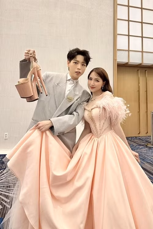 Đức Phúc cho rằng giày cao gót siêu cao của Hòa Minzy là vật thể lạ trong nhà nữ ca sĩ. Ảnh: FB Đức Phúc.