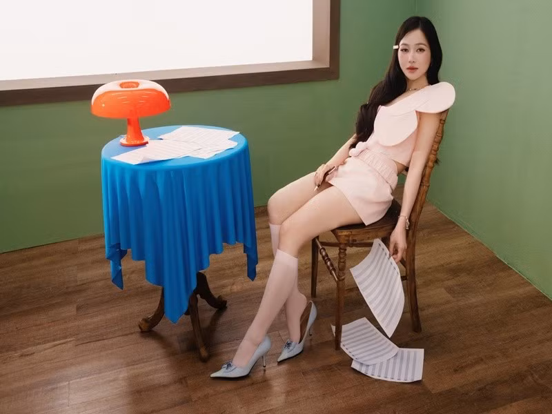 Mừng tuổi 30, Hương Tràm thực hiện bộ ảnh nghệ thuật. Cô ăn mặc, trang điểm theo phong cách sao Hàn Quốc.