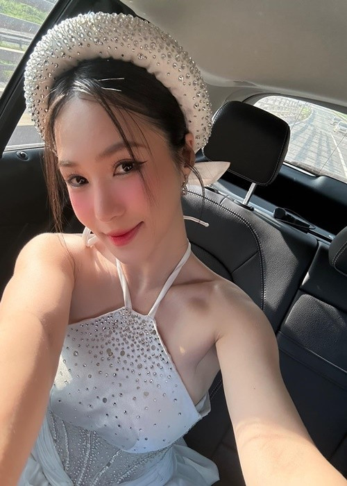Nữ ca sĩ còn bật mí về một bài hát pop rock. "Khi Tràm hát pop rock, khán giả vỗ tay to hơn hát ballad. Bởi vậy, có thể Tràm sẽ ra mắt một bài pop rock để tăng tương tác với khán giả", Hương Tràm chia sẻ.