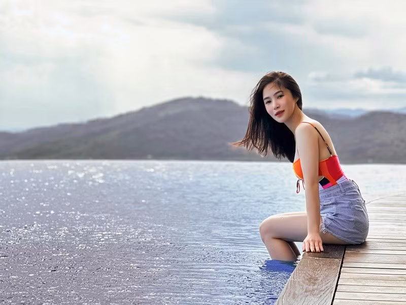 Được khen "lột xác" ấn tượng từ gu âm nhạc cho đến cách thực hiện vũ đạo và trình diễn trên sân khấu, Hương Tràm chia sẻ trên Người Lao Động: “Nếu mọi người nhận thấy Tràm tươi trẻ và nhiều sắc màu hơn so với trước đây, có nghĩa là Tràm đang chăm sóc đúng bản thân mình và Tràm sẽ rất vui nếu tất cả khán giả của mình đều thấy được sự thay đổi đó”.