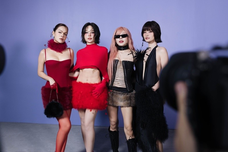 Tại sự kiện mới đây, Đông Nhi hội ngộ Phạm Quỳnh Anh (ngoài cùng bên trái), Minh Hằng của nhóm bạn thân Gia đình văn hóa. Ảnh: FB Đông Nhi.