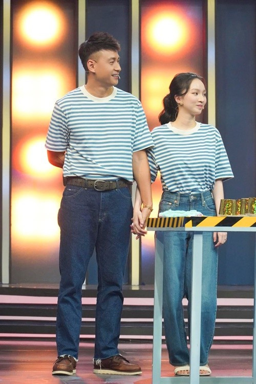 Vợ chồng Ngọc Thuận mặc đồ đôi, tình tứ trong một chương trình. Ảnh: FB Ngọc Thuận.