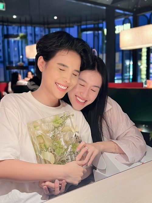 Giọng ca Vết mưa cho rằng chỉ cần ở cạnh Bí Đỏ mỗi ngày là cảm thấy đủ. Ảnh: FB Vũ Cát Tường.