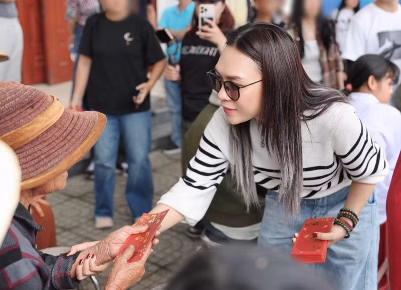 Mới đây, fanpage Mỹ Tâm đăng tải loạt hình ảnh nữ ca sĩ cùng ê-kíp và người hâm mộ trao 1.000 phần quà Tết cho các hộ gia đình có hoàn cảnh khó khăn tại Đà Nẵng và Quảng Nam (cũ). Ảnh: FB Mỹ Tâm.