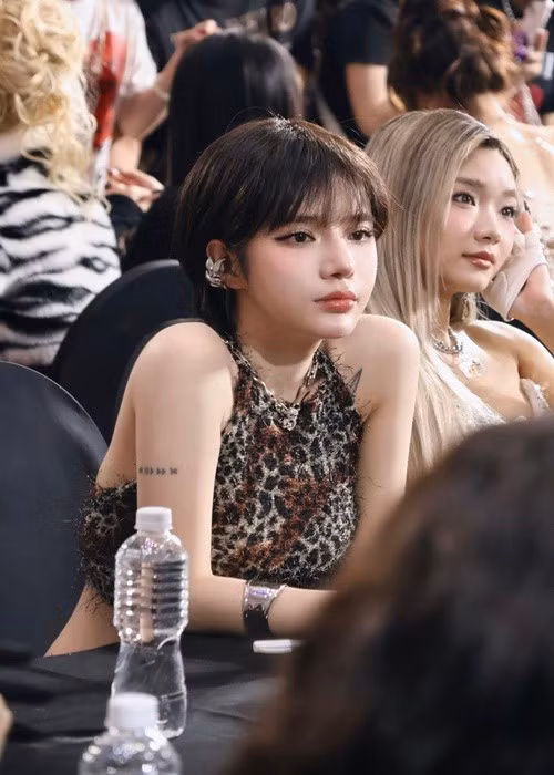 Ca sĩ Lyly gây ấn tượng bởi mái tóc ngắn, ăn mặc cá tính, gợi cảm. Ảnh: FB Lyly.