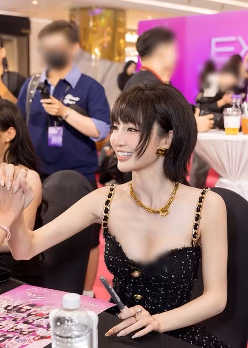 Juky San cũng là một trong 30 gương mặt của Em xinh say hi. Tại sự kiện, cô khoe vẻ quyến rũ với váy hai dây. Ảnh: FB Juky San.