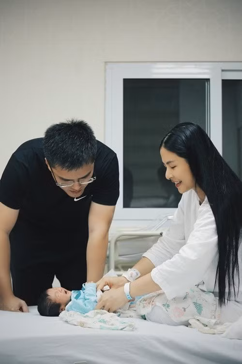 Mỗi lần nhìn con ngủ, Ngọc Hân lại nghĩ bản thân may mắn biết bao khi được làm mẹ của một thiên thần nhỏ như vậy.