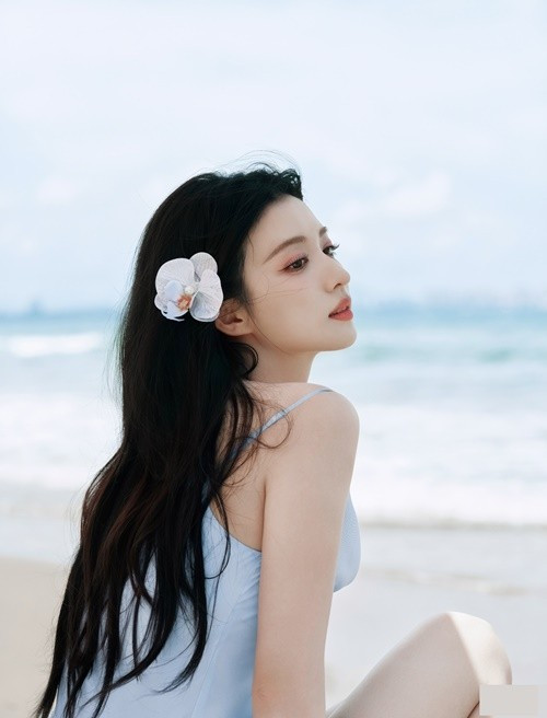 "Thần tiên tỷ tỷ thế hệ mới" gợi cảm khi diện váy hai dây xẻ tà cao trên bãi biển. Ảnh: Weibo Vương Sở Nhiên.