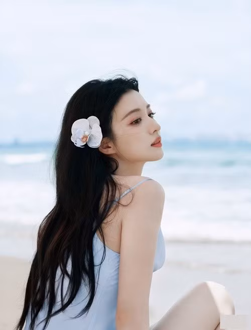 "Thần tiên tỷ tỷ thế hệ mới" gợi cảm khi diện váy hai dây xẻ tà cao trên bãi biển. Ảnh: Weibo Vương Sở Nhiên.