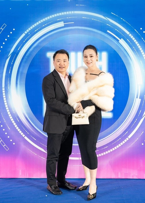 Shark Bình thường được Phương Oanh gọi là ‘Hồng Hài Nhi’. "Một điều Oanh rất thích là mỗi khi ông Hồng Hài Nhi đi đâu về mà thấy Oanh ở bếp, thì ông ấy sẽ sà ngay vào”, Người Đưa Tin dẫn lời Phương Oanh. Ảnh: Vietnamnet.