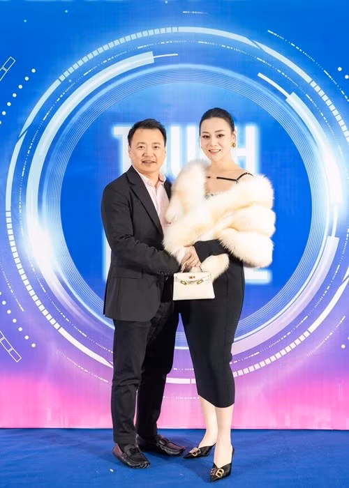 Shark Bình thường được Phương Oanh gọi là ‘Hồng Hài Nhi’. "Một điều Oanh rất thích là mỗi khi ông Hồng Hài Nhi đi đâu về mà thấy Oanh ở bếp, thì ông ấy sẽ sà ngay vào”, Người Đưa Tin dẫn lời Phương Oanh. Ảnh: Vietnamnet.